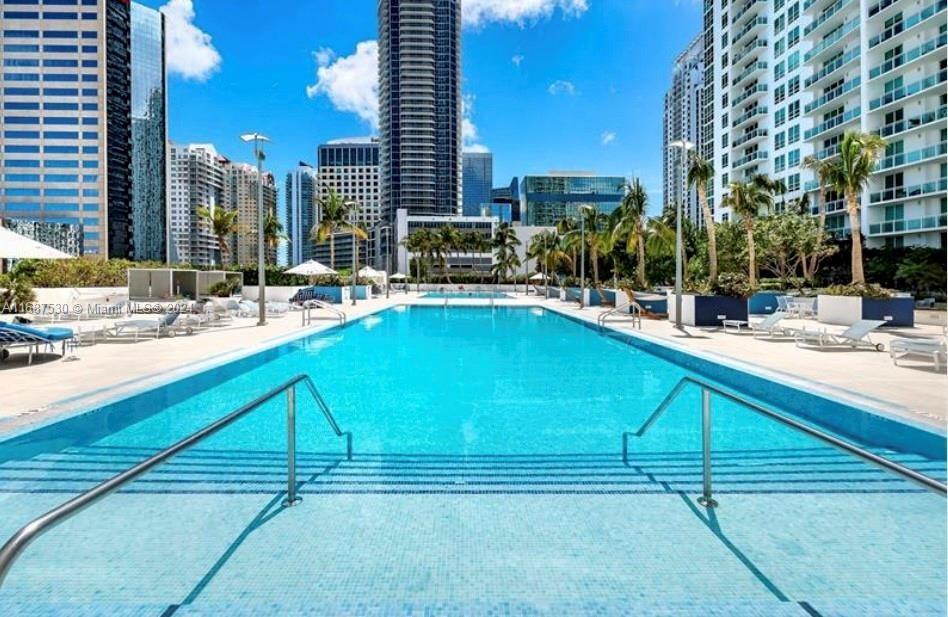 951 Brickell Ave, Unit 2808 in Miami, FL - Building Photo