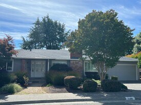 7588 Oak Leaf Dr in Santa Rosa, CA - Building Photo