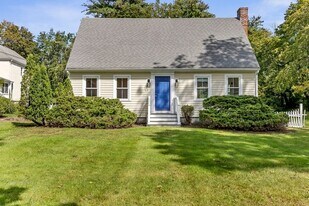 231 Lincoln St in Hingham, MA - Building Photo
