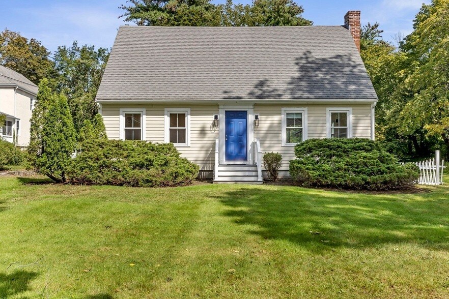 231 Lincoln St in Hingham, MA - Building Photo