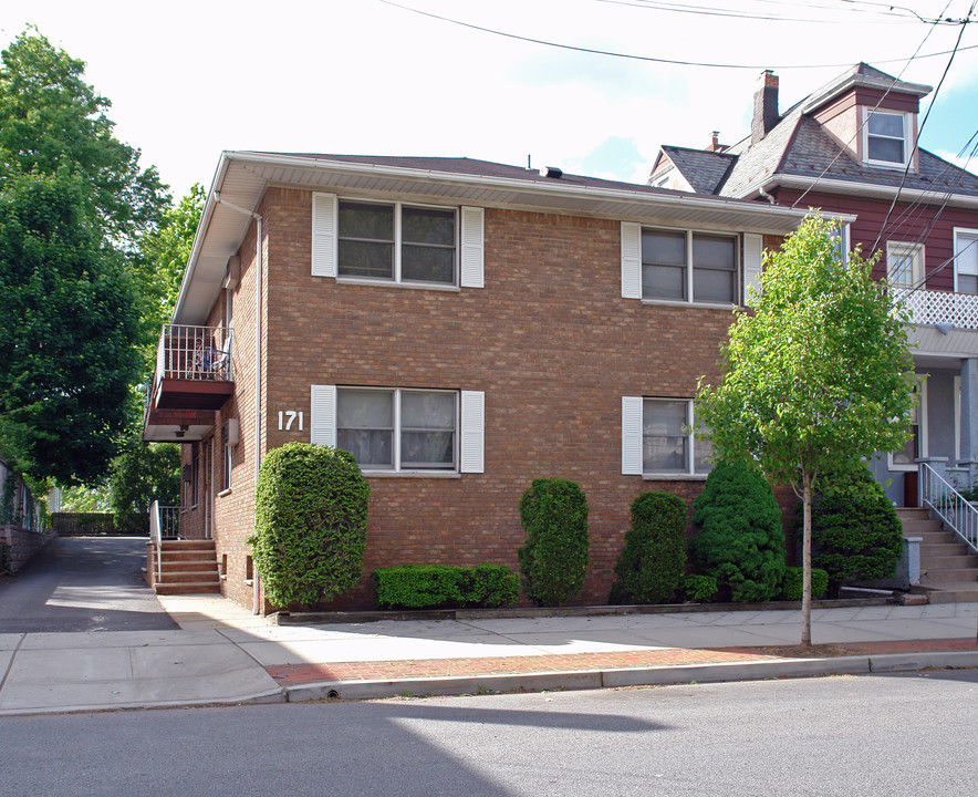 171 Park Ave in East Rutherford, NJ - Building Photo