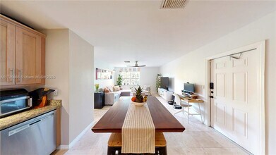 530 NE 15th Ct, Unit 7 in Fort Lauderdale, FL - Building Photo - Building Photo