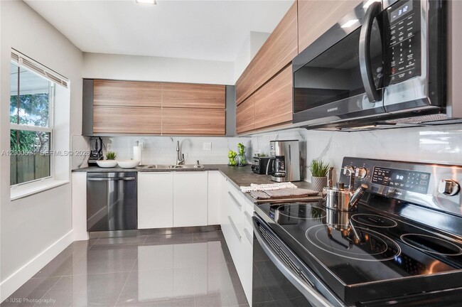 2990 NW 50th St in Miami, FL - Building Photo - Building Photo