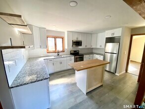 1 Burlington Rd in Farmington, CT - Building Photo - Building Photo