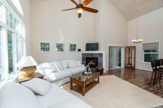 1076 NE Parkview Ct in Bend, OR - Building Photo - Building Photo