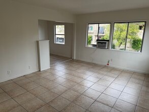 15231 Acre St, Unit D in North Hills, CA - Foto de edificio - Building Photo