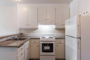 The Majestic Apartments in Hayward, CA - Building Photo