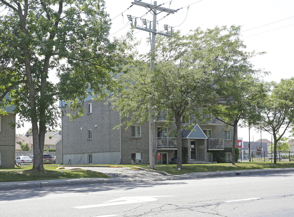 18194 de Pierrefonds in Montréal, QC - Building Photo