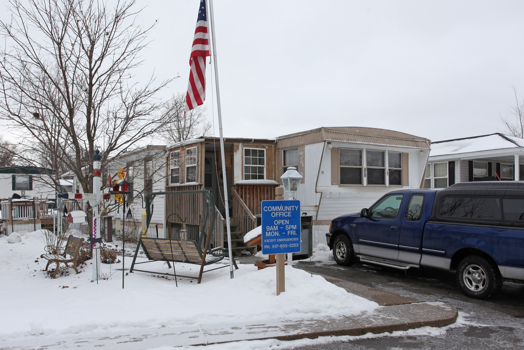 Village Square MHP in Williamston, MI - Foto de edificio