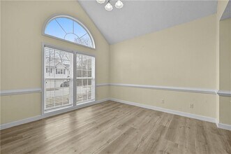 675 Manor Glen Dr in Suwanee, GA - Building Photo - Building Photo