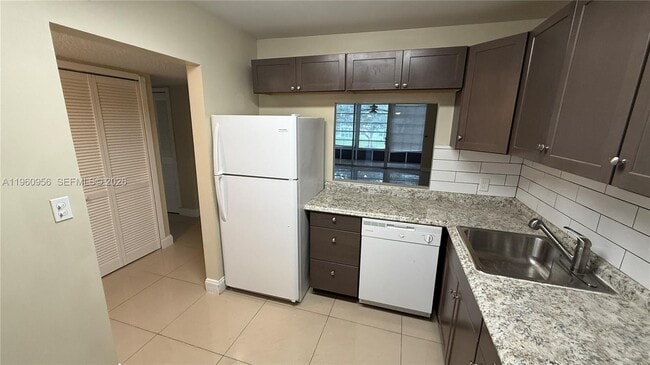 8350 Sands Point Blvd in Tamarac, FL - Building Photo - Building Photo