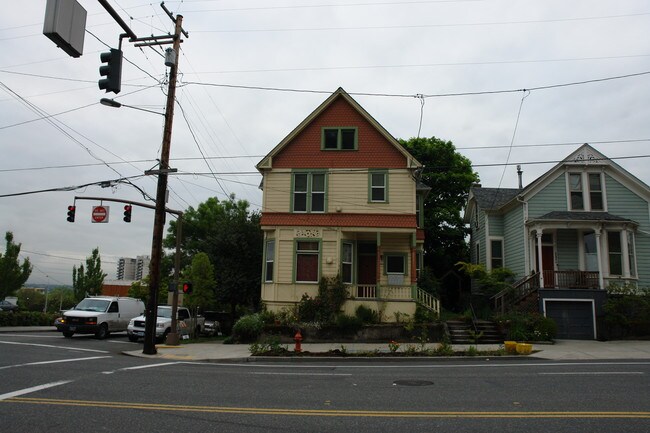 2404 SW 6th Ave in Portland, OR - Building Photo - Building Photo