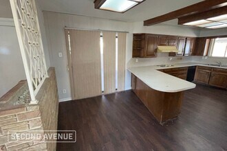 2713 S Carrier Pkwy in Grand Prairie, TX - Foto de edificio - Building Photo