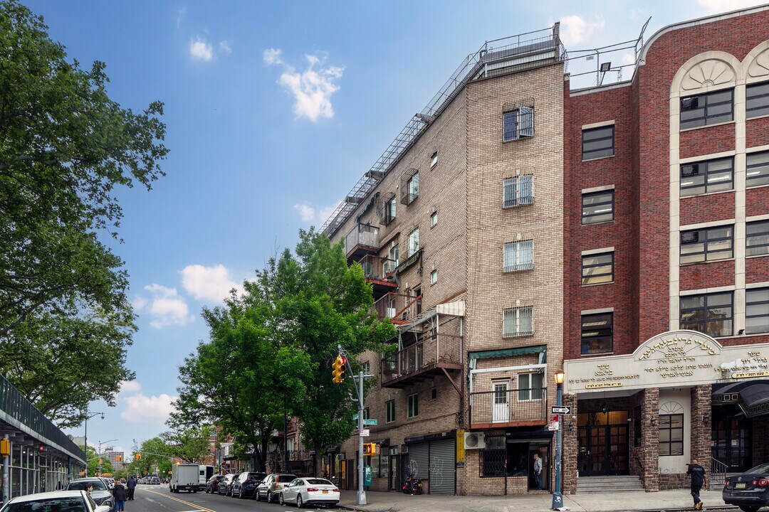 202 Division Ave in Brooklyn, NY - Building Photo