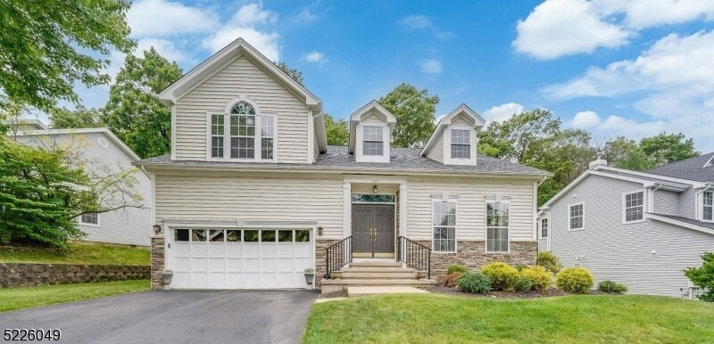 184 Smoke Rise Rd in Bernards, NJ - Building Photo