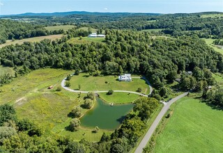 146 Johnny Cake Hollow Rd in Pine Plains, NY - Foto de edificio - Building Photo