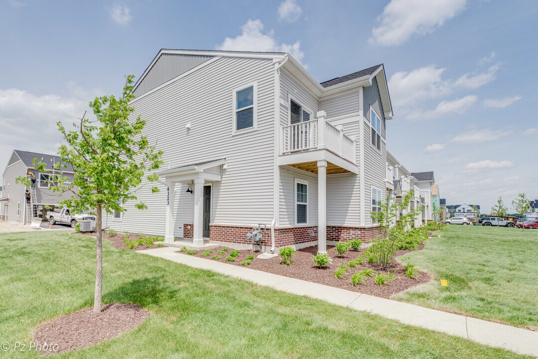 4323 Chelsea Mnr Cir in Aurora, IL - Building Photo