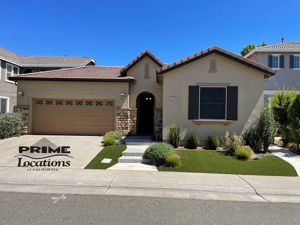 3528 Nouveau Way in Gold River, CA - Building Photo