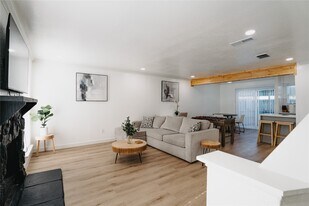 6001 Reims Rd in Houston, TX - Building Photo
