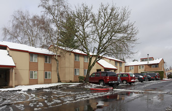 Tualatin View Apartments in Tualatin, OR - Foto de edificio - Building Photo