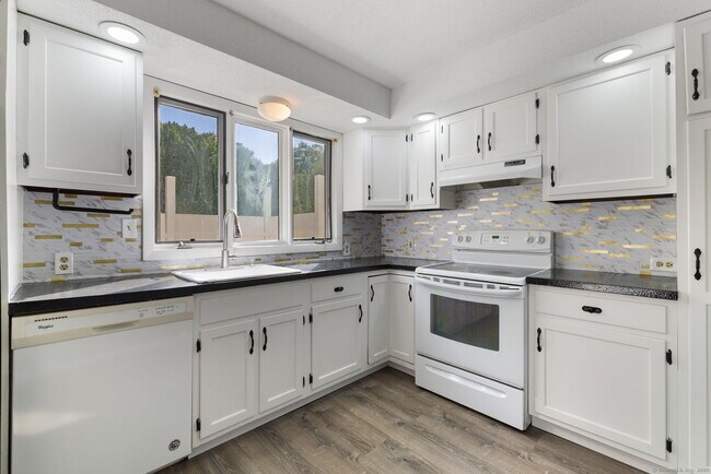 8 Burma Rd in Southbury, CT - Building Photo - Building Photo