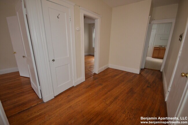 131 Sutherland Rd, Unit D in Boston, MA - Building Photo - Building Photo