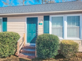 7 Fox Hill Dr in Kilmarnock, VA - Building Photo