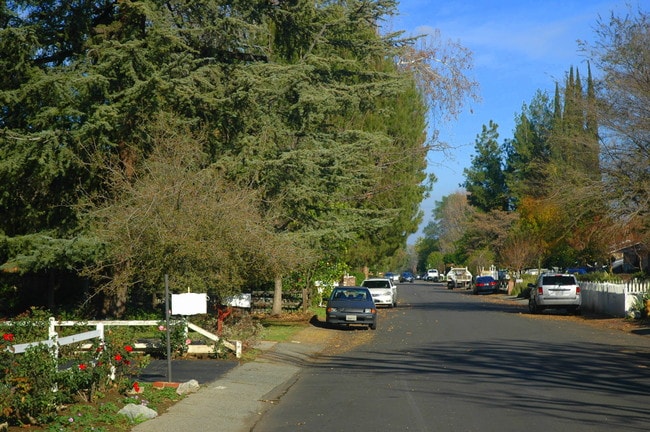 23265 Leonora Dr in Los Angeles, CA - Foto de edificio - Building Photo