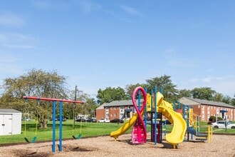 Rock Springs Apartments in Morrisville, PA - Foto de edificio - Building Photo