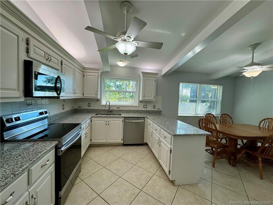 2361 SW Starling Dr in Palm City, FL - Building Photo