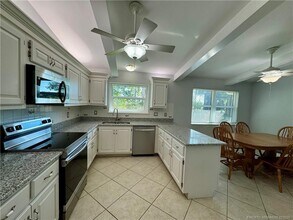2361 SW Starling Dr in Palm City, FL - Foto de edificio - Building Photo