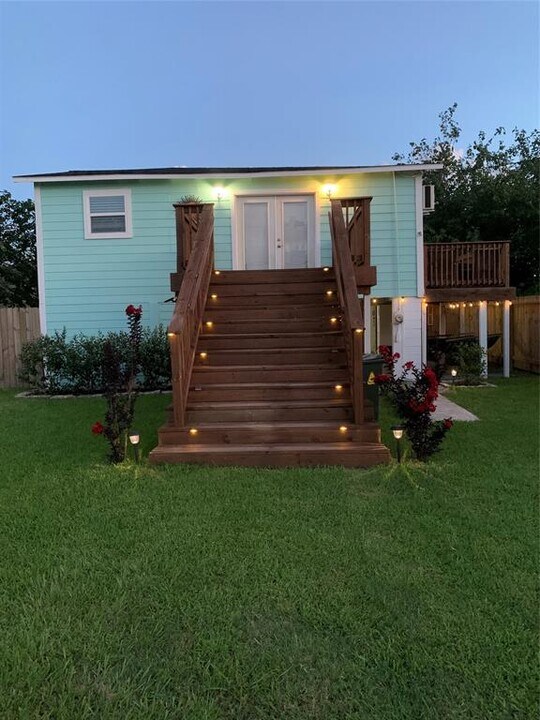 1609 E Bayshore Dr in San Leon, TX - Building Photo