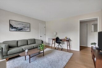 McGregor Village in Wilton, NY - Foto de edificio - Building Photo