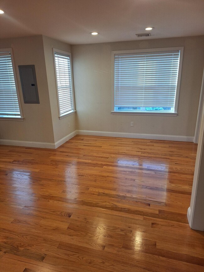 435 Walnut St, Unit Unit #3 in Saugus, MA - Building Photo - Building Photo