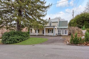 209 W 1st St in West Jefferson, NC - Building Photo