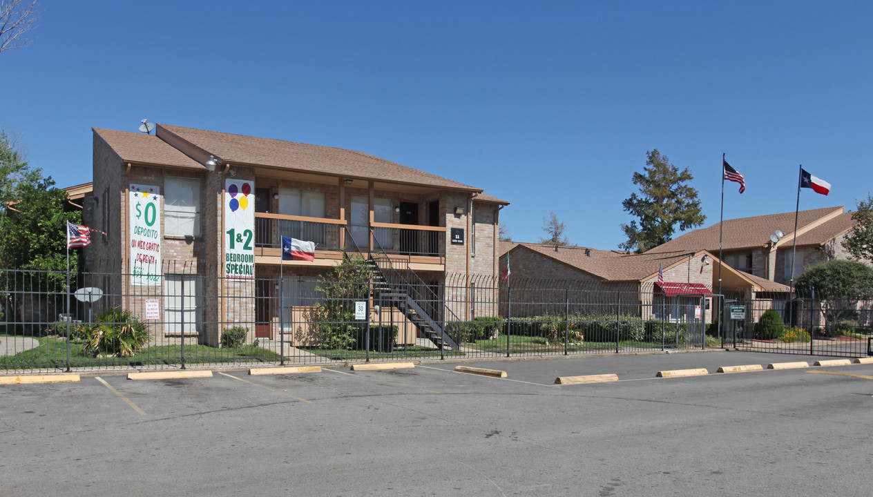 Meridian Apartments in Houston, TX - Building Photo