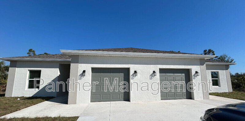 9246 Agate St in Port Charlotte, FL - Building Photo