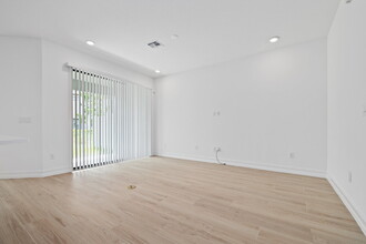 4636 Almada Ln in Wesley Chapel, FL - Building Photo - Building Photo
