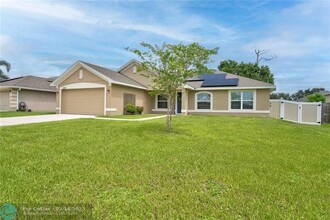 649 SW Fair Ave in Port St. Lucie, FL - Foto de edificio - Building Photo