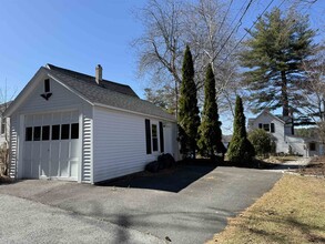 24 S Shore Rd in Salem, NH - Foto de edificio - Building Photo