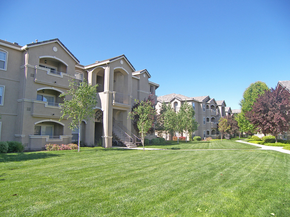 The Pavilions in Stockton, CA - Building Photo