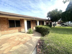 206 Palm Cir in Laredo, TX - Building Photo - Building Photo