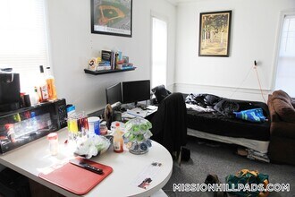 61 S Huntington Ave, Unit 303 in Boston, MA - Foto de edificio - Building Photo