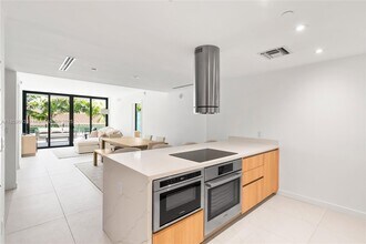 9901 W Bay Harbor Dr in Bay Harbor Islands, FL - Building Photo - Building Photo