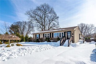 152 Almy St in Warwick, RI - Building Photo