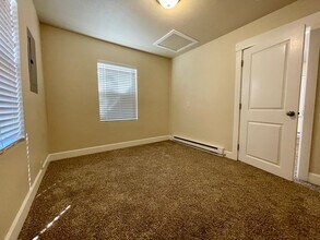 645 NE Roberts Ave in Gresham, OR - Building Photo - Building Photo