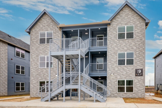 Grand Monarch Apartments in Montgomery, TX - Building Photo - Building Photo