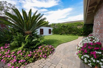 1542 Santiago Dr in Newport Beach, CA - Building Photo - Building Photo