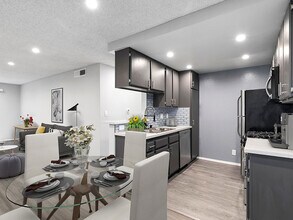 Woodridge Apartments in Valley Glen, CA - Foto de edificio - Building Photo