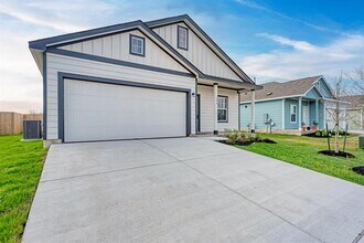 526 Thunderstorm Ave in Lockhart, TX - Building Photo - Building Photo